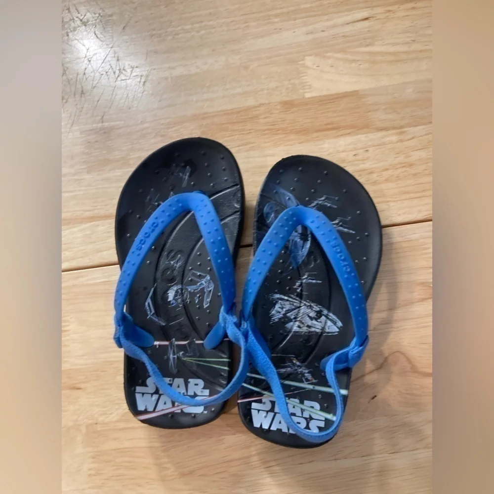 4/$25 Crocs Star Wars thong flip flops in size C 10/11. Super cute. GUC